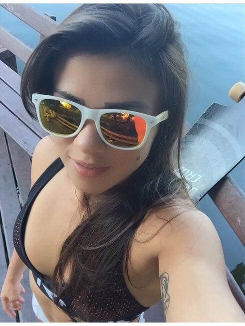 Claudia Gadelha Crossed gafas de sol de madera